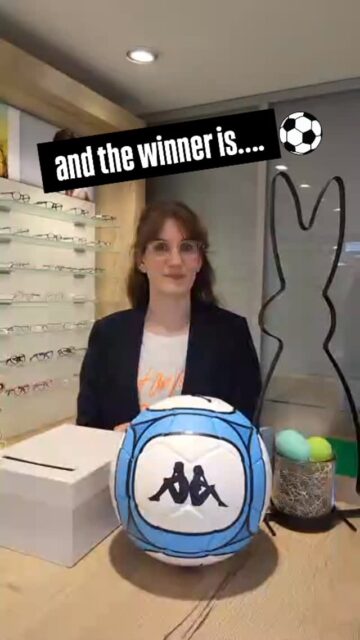 #Verlosung #Gewinner #Melle #Fußball #Optik ⚽️ Heute haben wir die Gewinnerin unseres Gewinnspiels zum Meller Riesenspaß gezogen. Herzlichen Glückwunsch und viel Freude mit dem ⚽️ wünscht das Böckstiegel- Team!